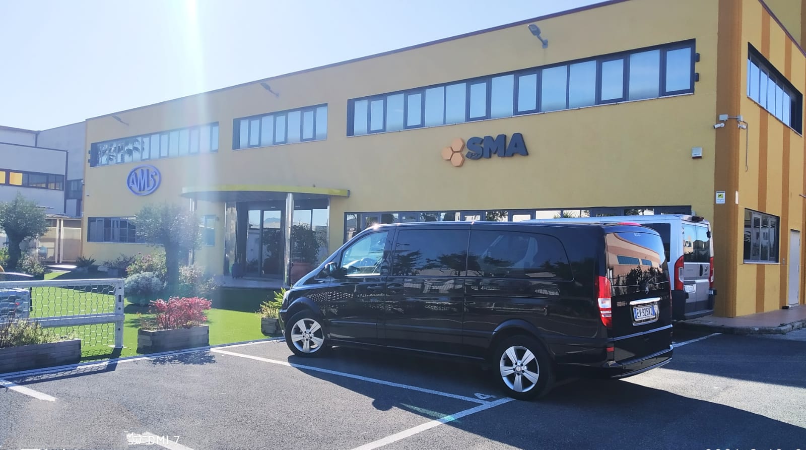 Minivan davanti alla sede di un'azienda