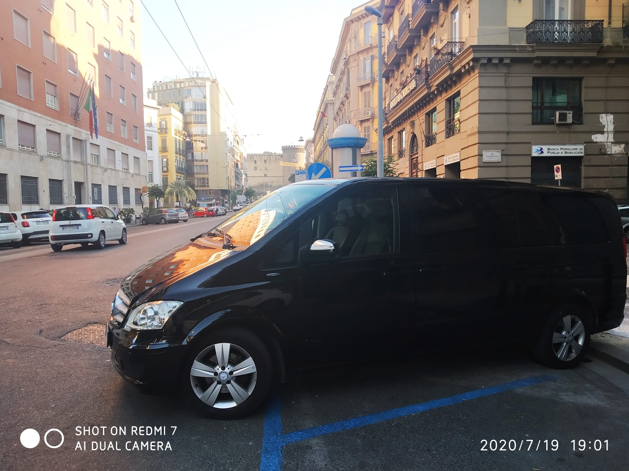 Minivan parcheggiato nel centro di Napoli vicino al Maschio Angioino